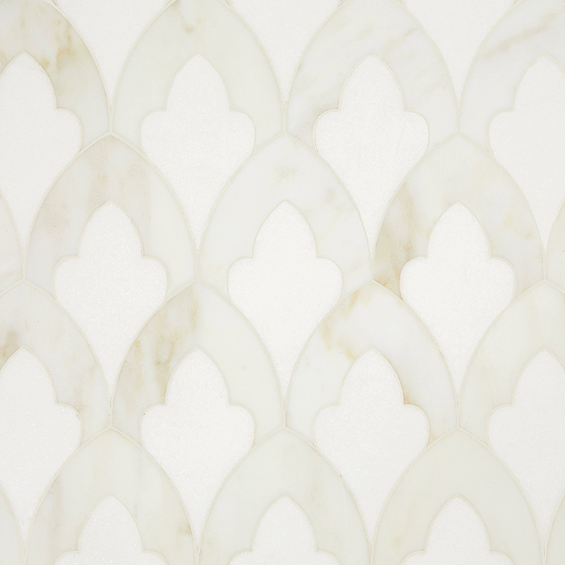 Mosaico de mármol blanco con chorro de agua Calacatta