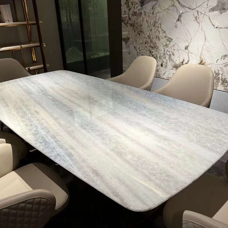 Mesa de losa de estilo nórdico con canicas de cristal Aura azul brasileño