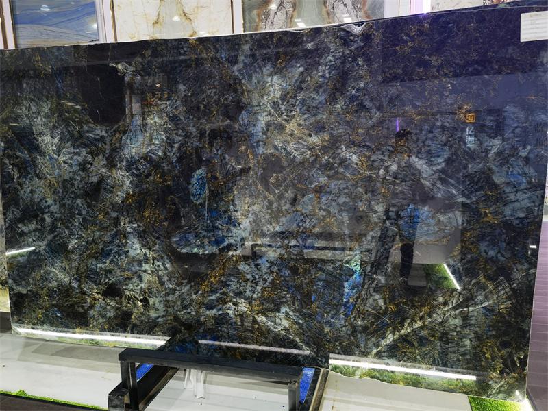 Piedra de granito azul como se ve en encimeras de losas de televisión