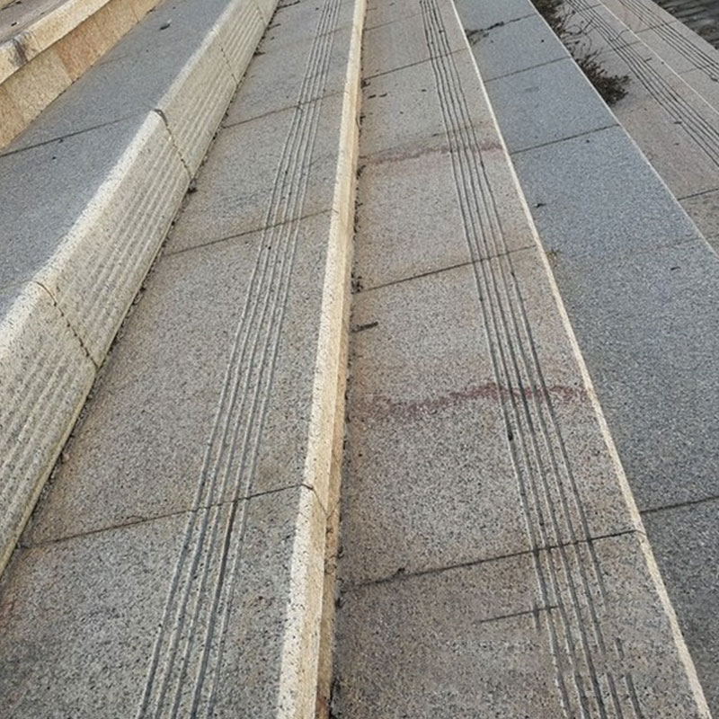 Peldaños de escaleras de granito amarillo