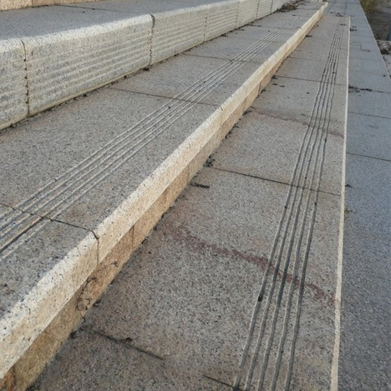 Peldaños de escaleras de granito amarillo