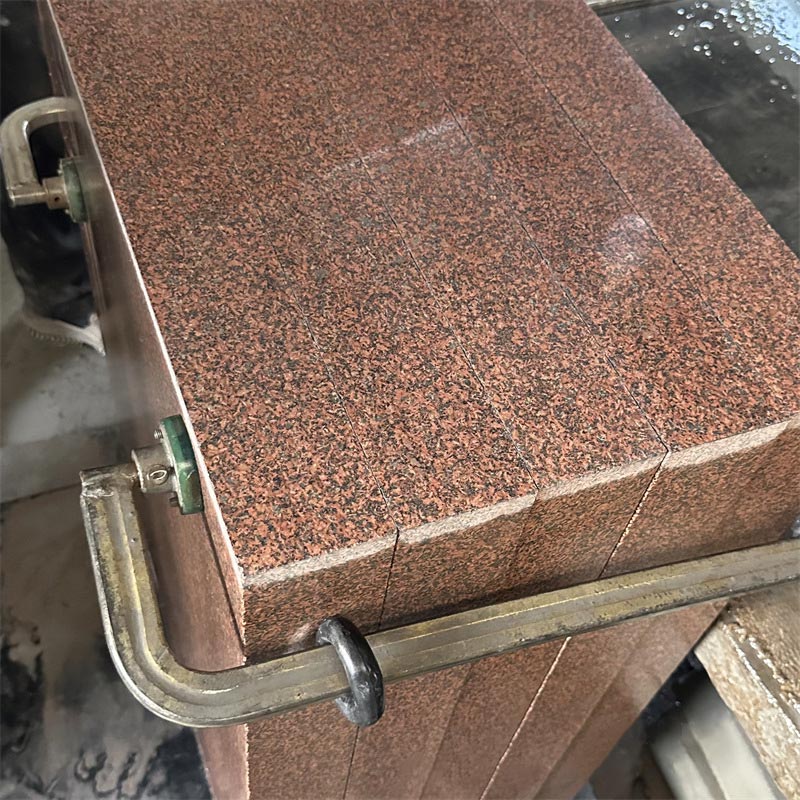 Lápida de granito marrón rojo flameado