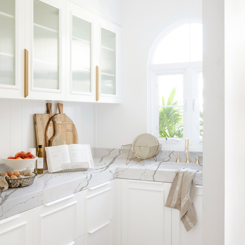 5068 Calacatta Venato White Quartz With Golden Stripes