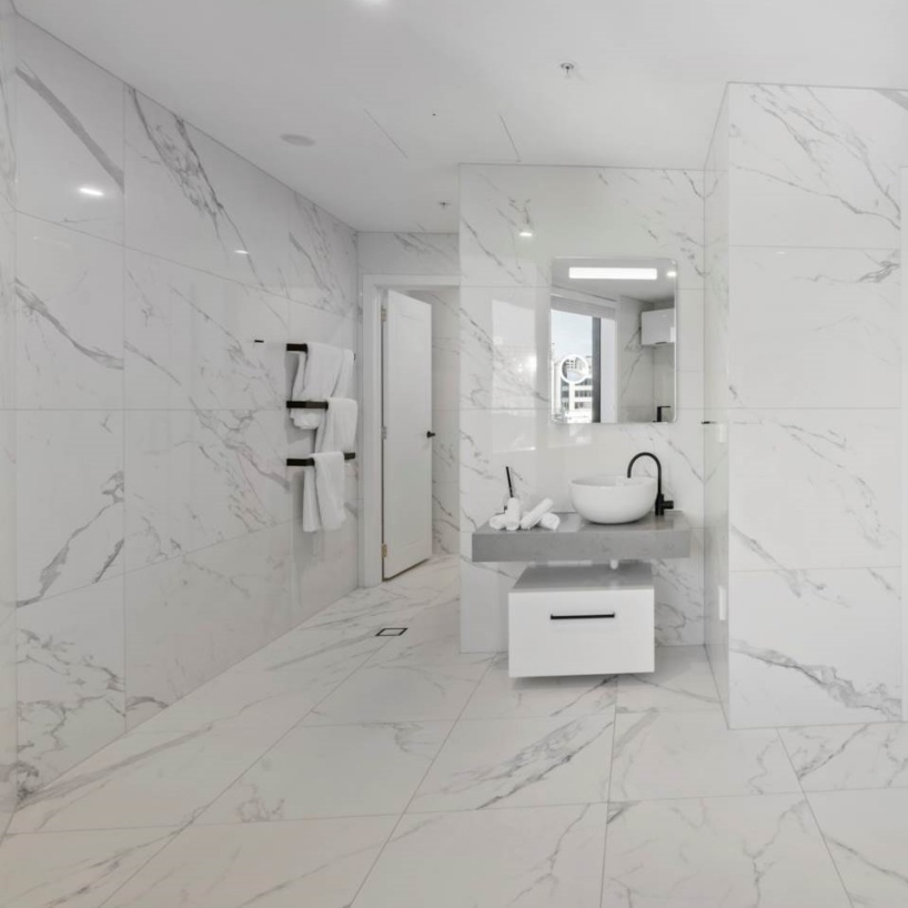 Elegancia atemporal: transforme su hogar con baldosas de mármol blanco Calacatta